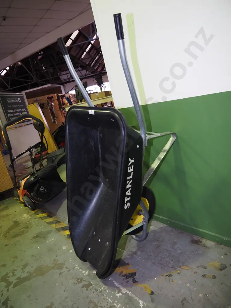 Stanley contractor's wheelbarrow Image 1++