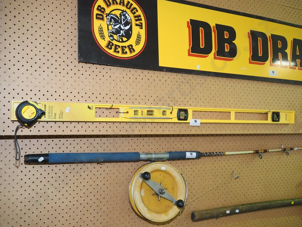 builder's level, tape measure Image 1++
