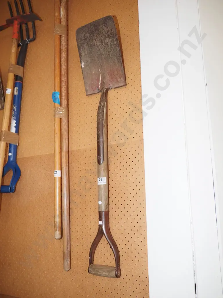 wooden handled garden spade Image 1++