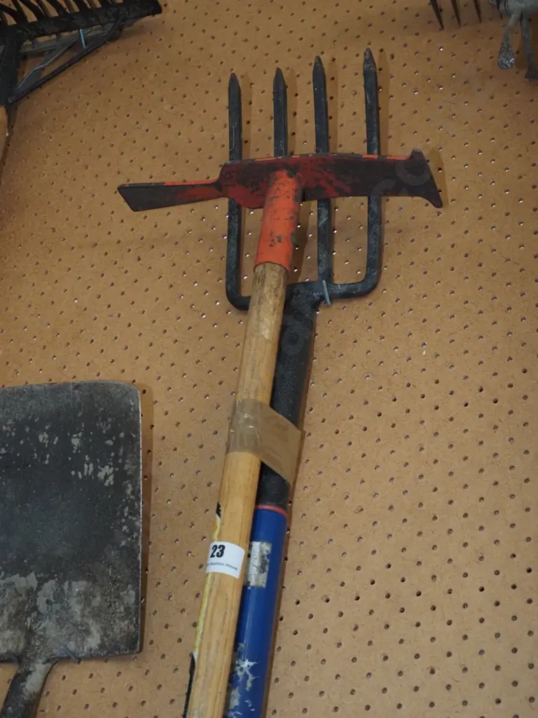 garden fork and grubber Image 1++