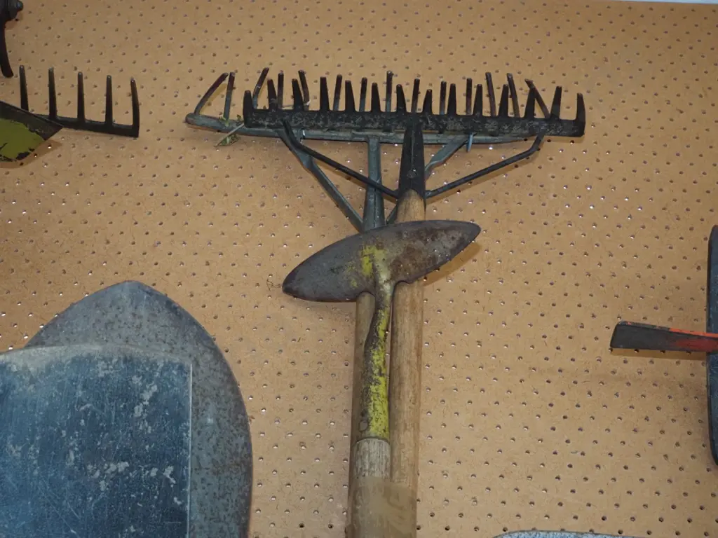 2 garden rakes, aeroplane hoe Image 1++