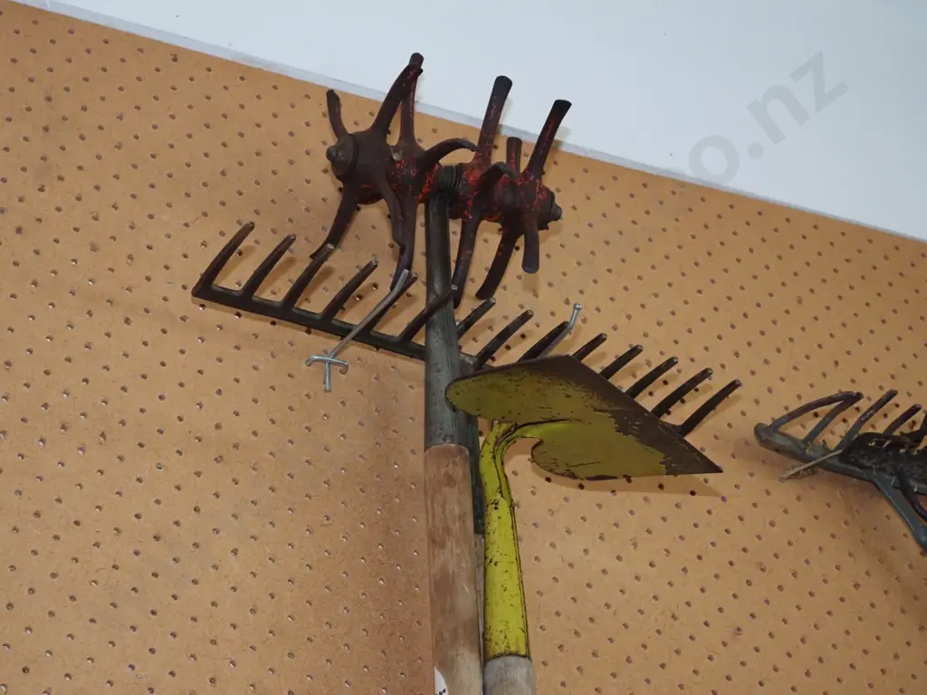cultivator, rake, garden hoe Image 1++