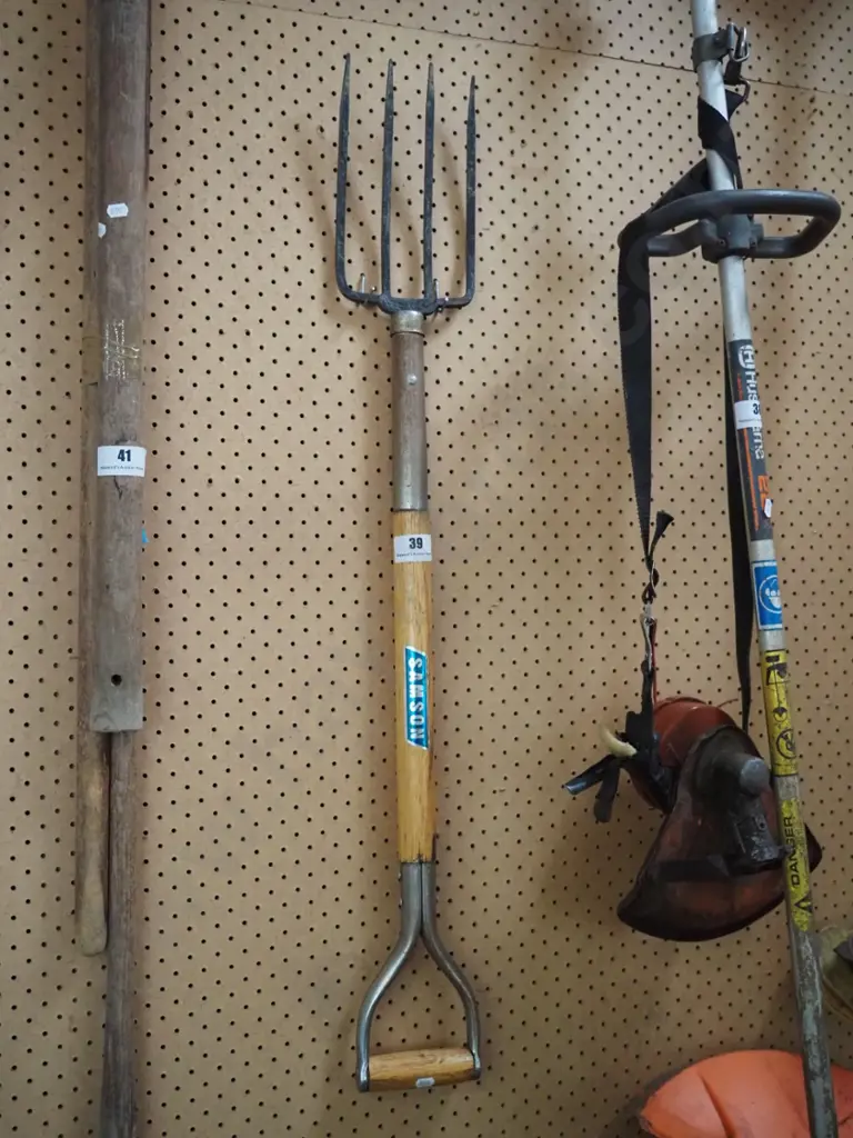 wooden handled garden fork Image 1++