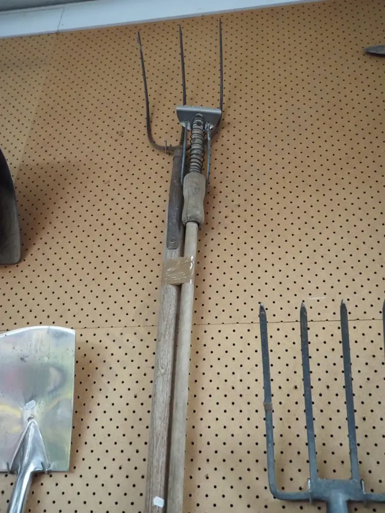 pitch fork, hoe Image 1++