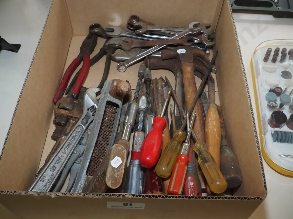 box of hand tools Image 1++