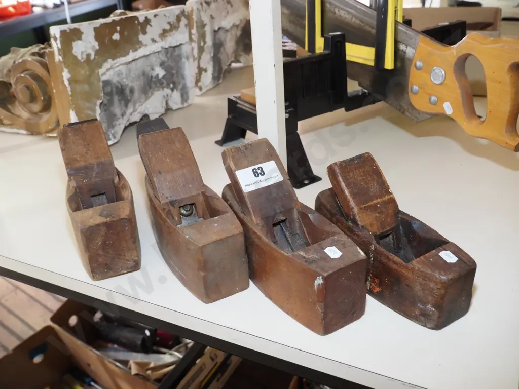 4 small wooden hand planes Image 1++