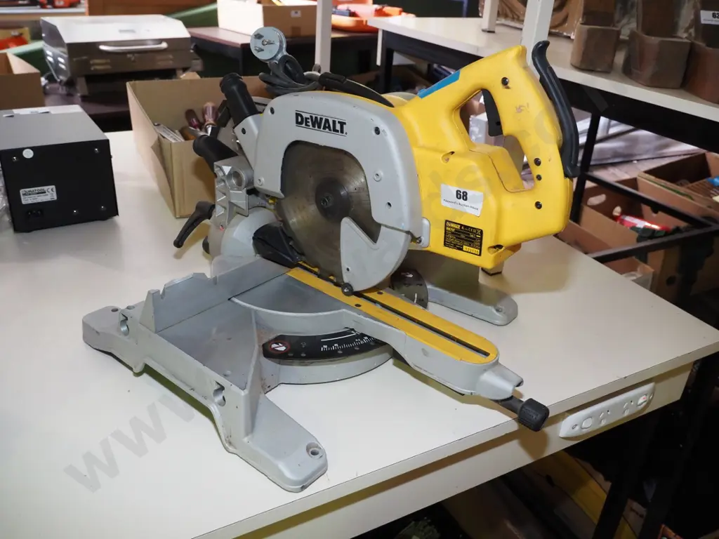 Dewalt compound mitre saw Image 1++