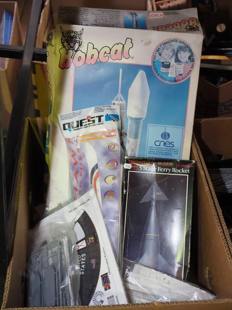 box; model rockets - some incomplete Image 1++