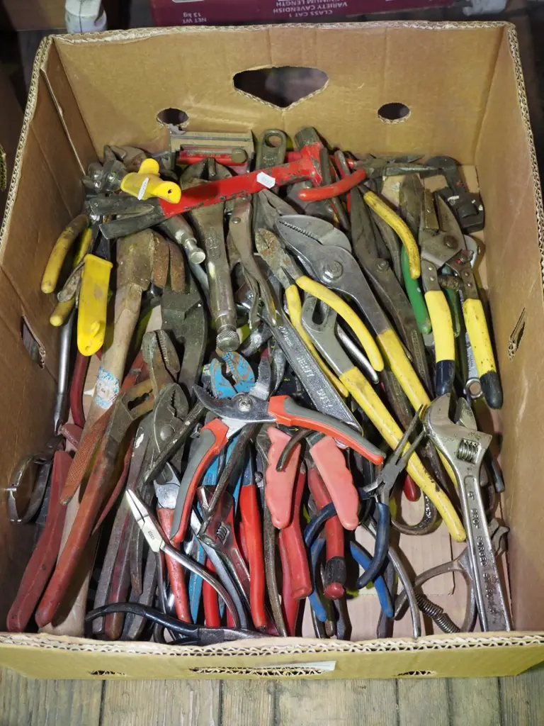 box; tin snips, crescents, pliers etc Image 1++