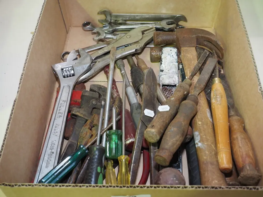 box of hand tools Image 1++