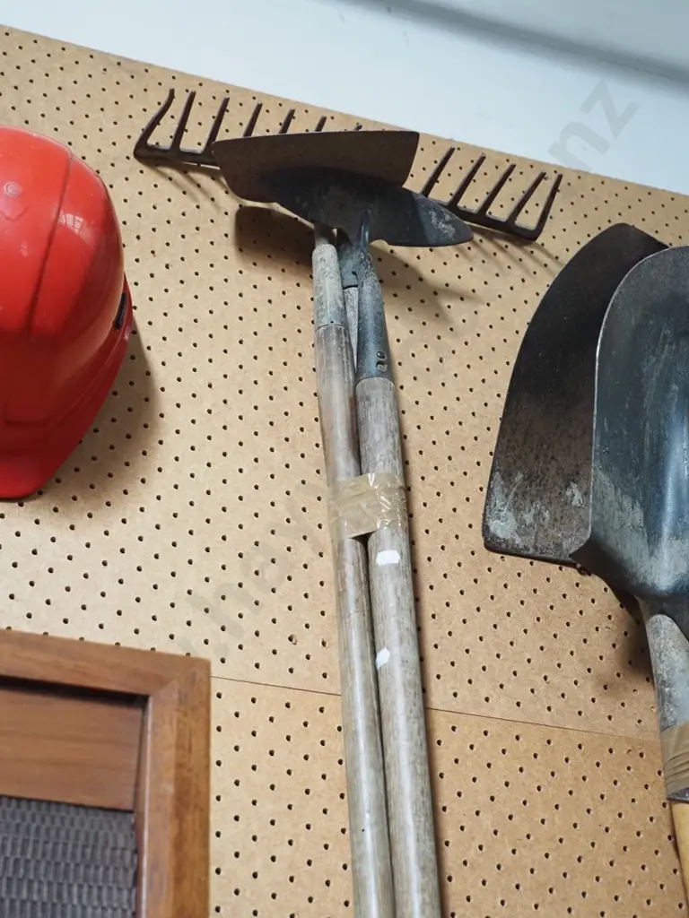 garden rake, 2 hoes Image 1++
