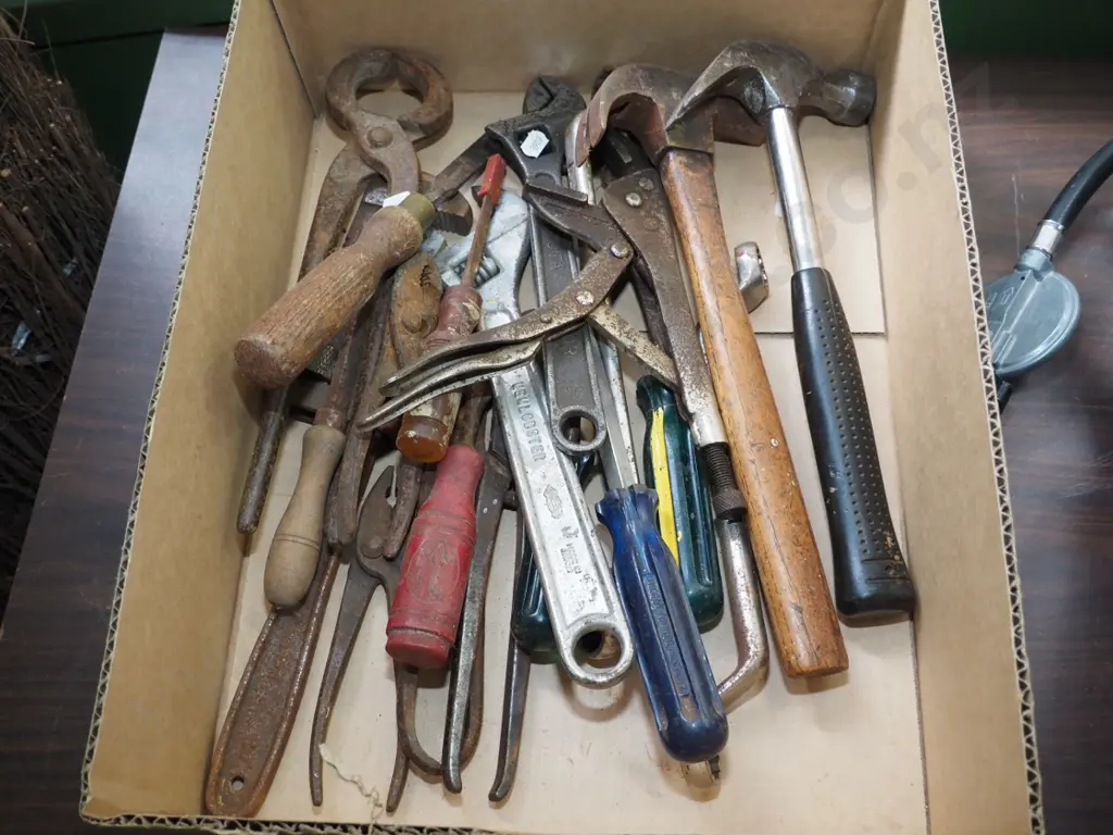 box of hand tools Image 1++