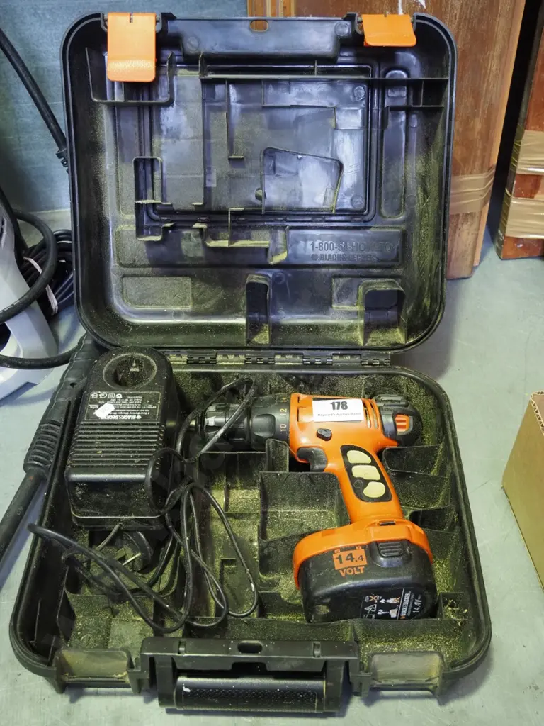 cased Black & Decker battery drill Image 1++