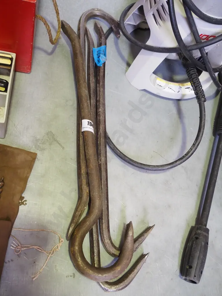 bundle of wrecking bars Image 1++
