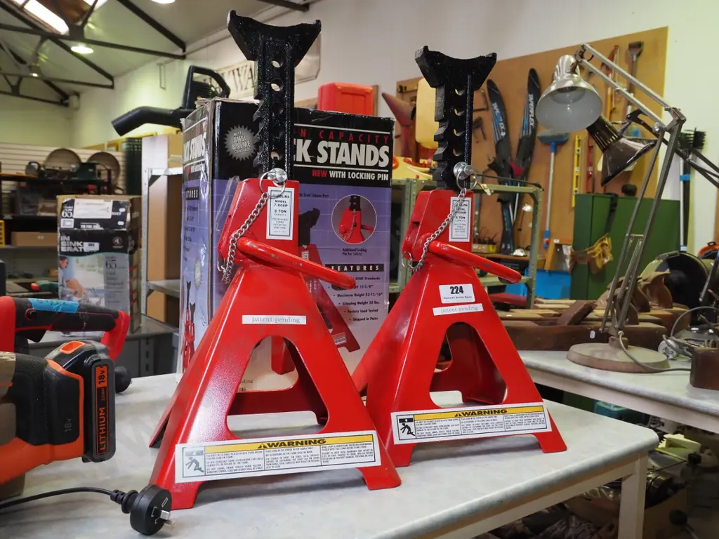 pair of as-new 6 tonne jack stands Image 1++