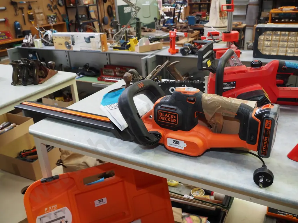 Black & Decker battery powered hedge trimmers Image 1++