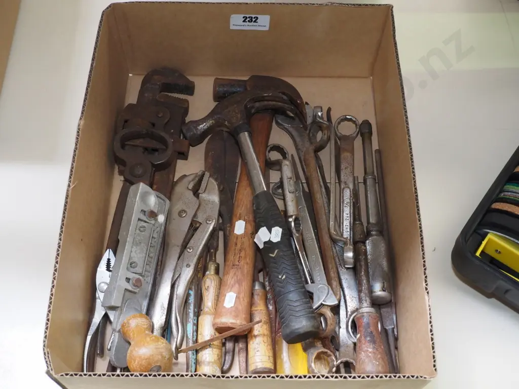 box of hand tools Image 1++
