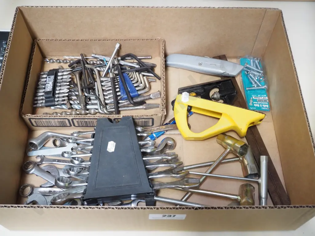 box; drill drivers, allen keys etc Image 1++