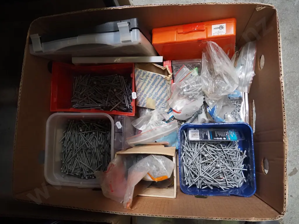 box; nails, screws Image 1++