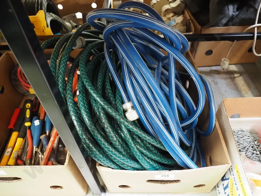 box; 2 garden hoses Image 1++