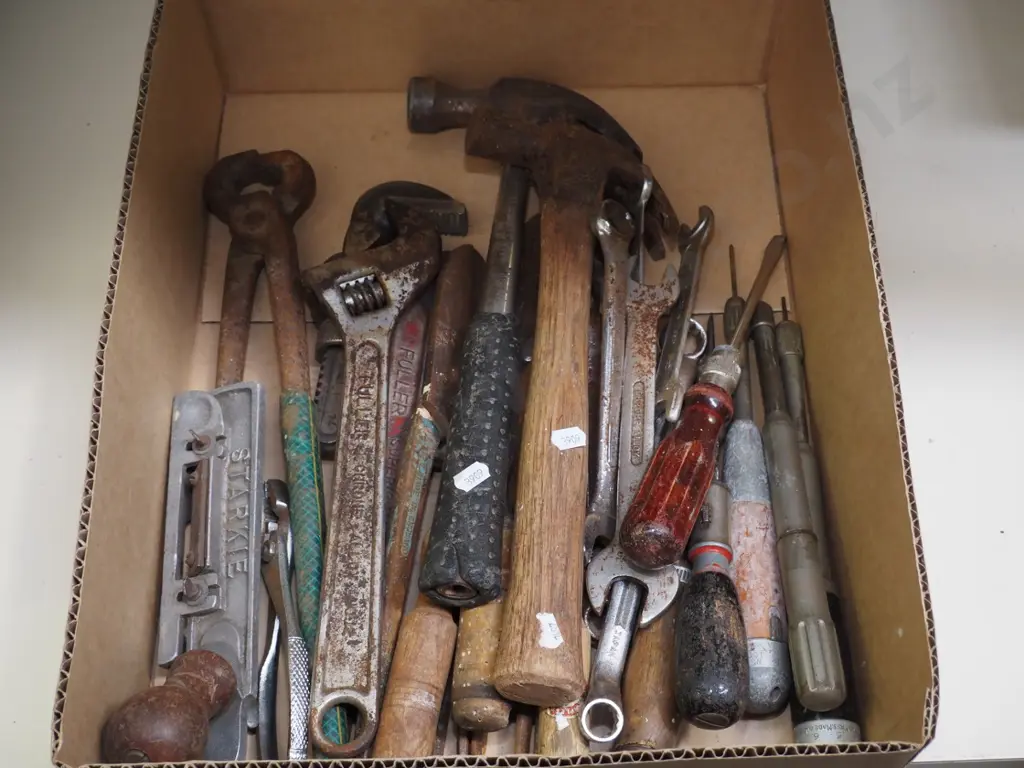 box; hand tools Image 1++