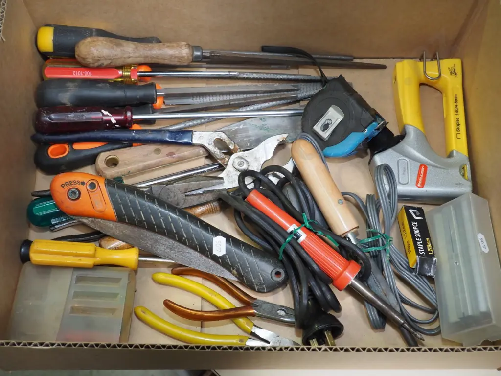 box; stapler, pruning saw, files etc Image 1++