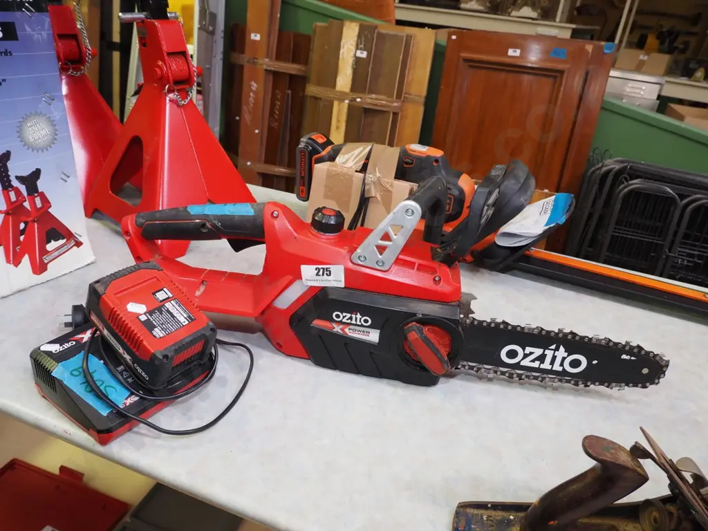 small Ozito batter powered chainsaw Image 1++