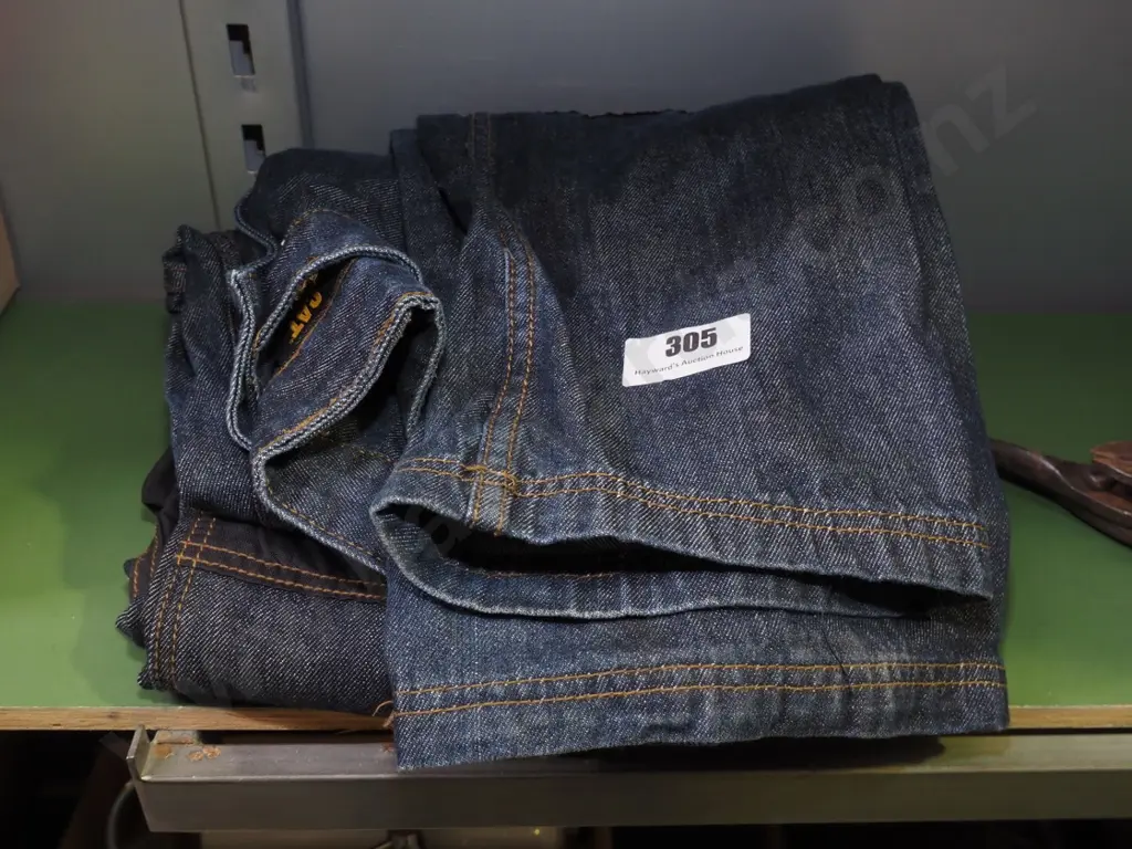 2 pairs of Caterpillar size 38 work jeans Image 1++