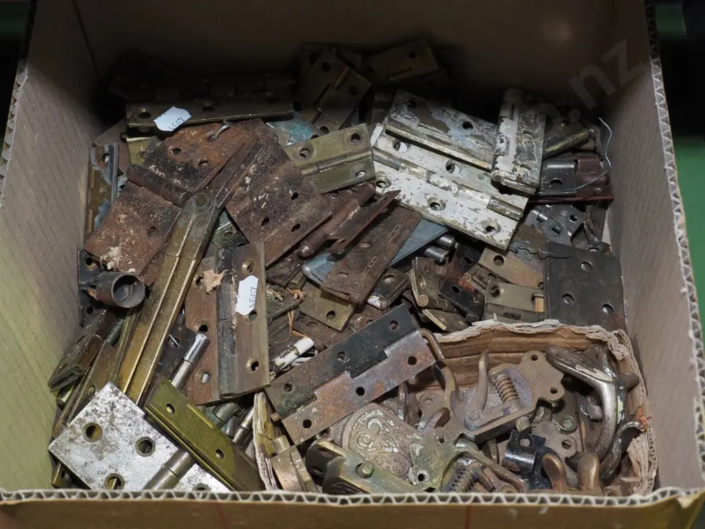 box of hinges Image 1++