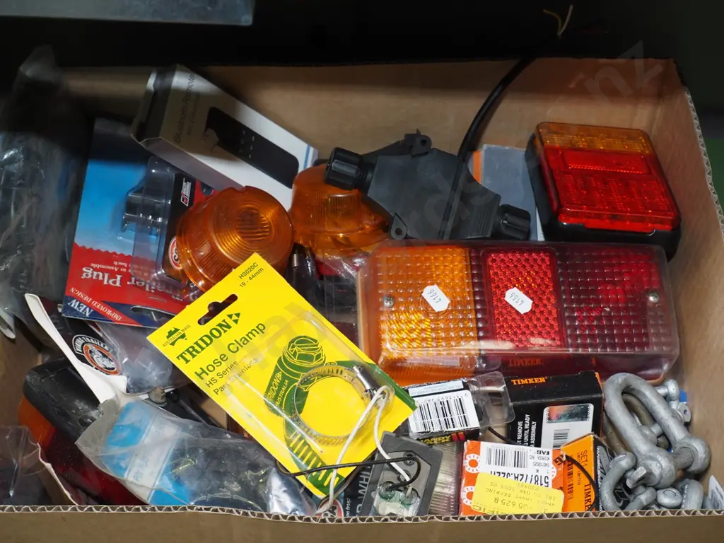 box; trailer parts, D shackles, lights etc Image 1++