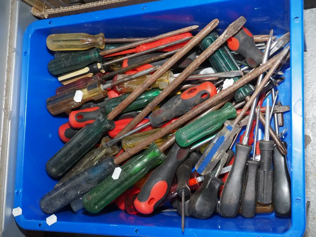 plastic tub of screwdrivers Image 1++