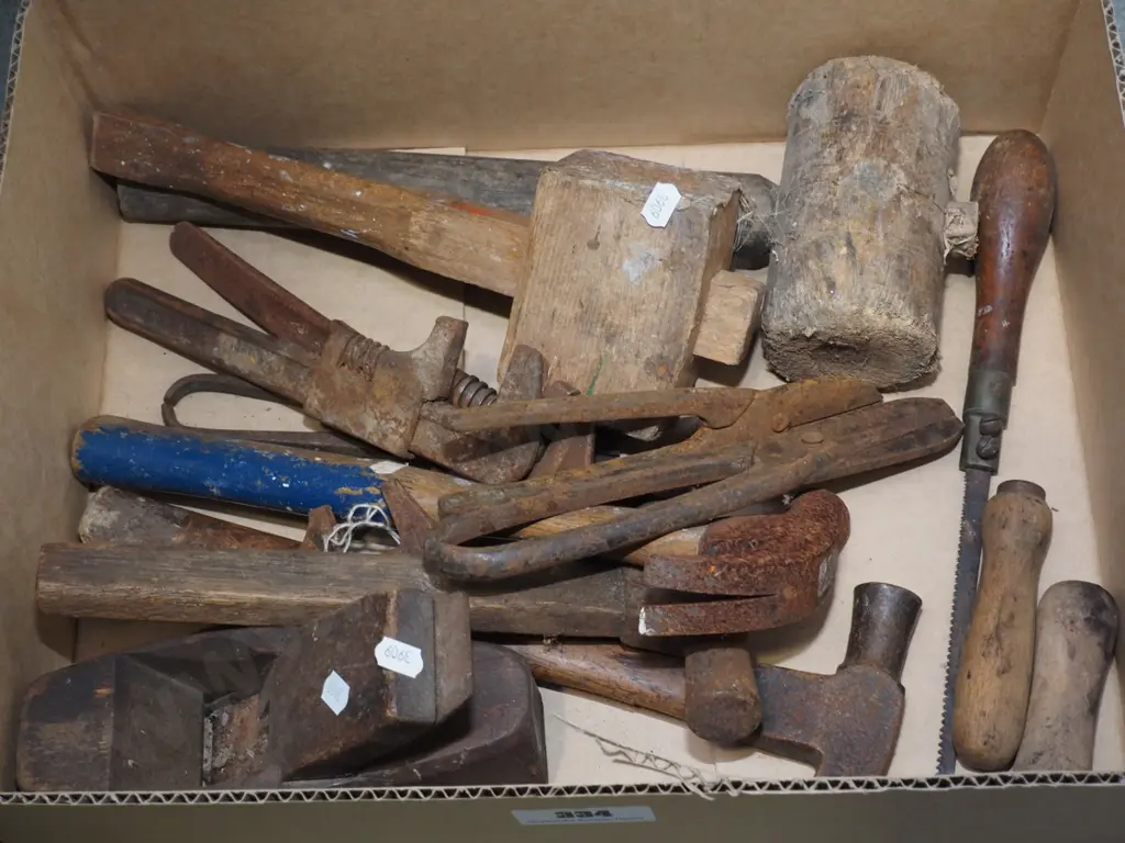 box of vintage hand tools Image 1++