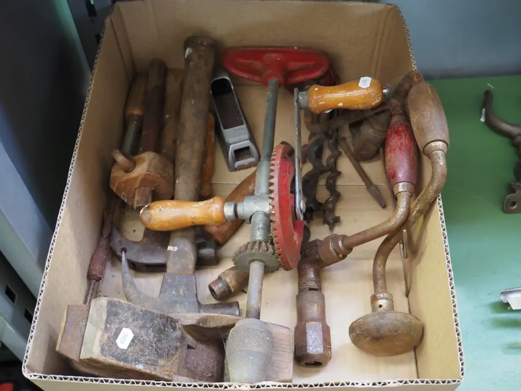box of vintage tools Image 1++