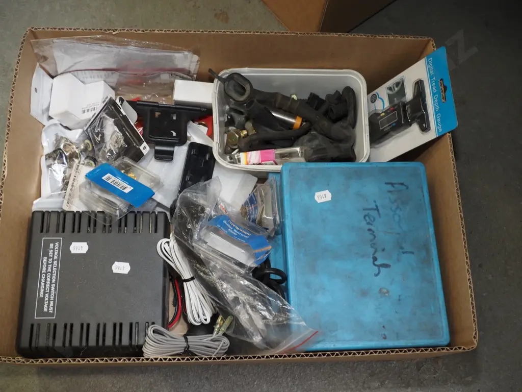box; battery charger, terminals, light bulbs etc Image 1++
