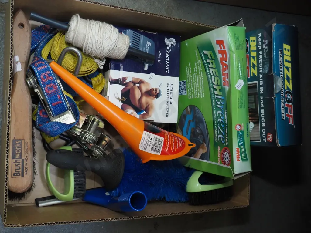 box; string lines, load strops, brushes etc Image 1++