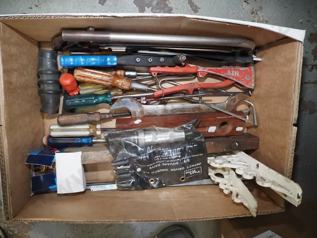 box; builder's level, impact driver etc Image 1++