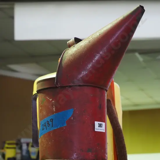large oil pourer