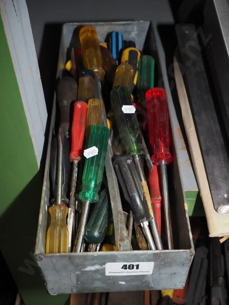 tray of screwdrivers Image 1++
