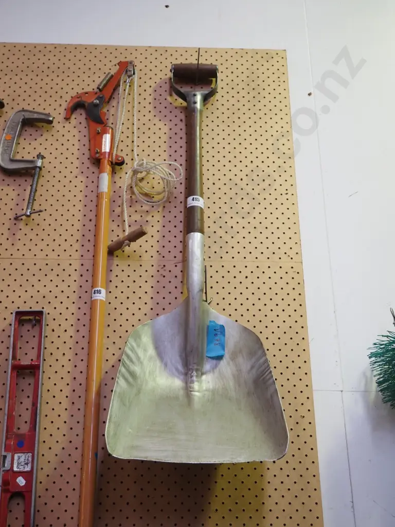 wide mouth shovel Image 1++