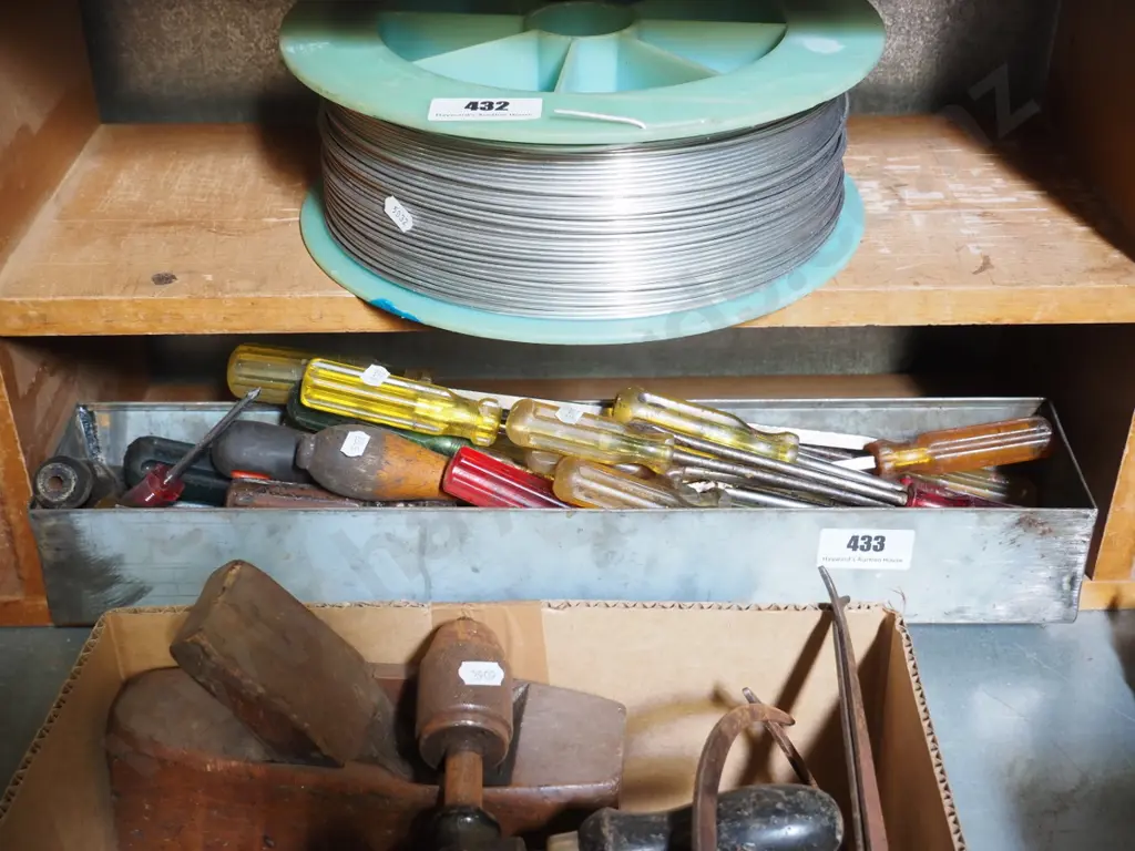tin tray of screwdrivers Image 1++
