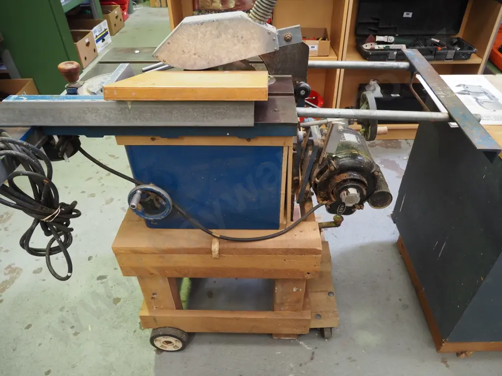 Dyco table saw with additional blades Image 1++