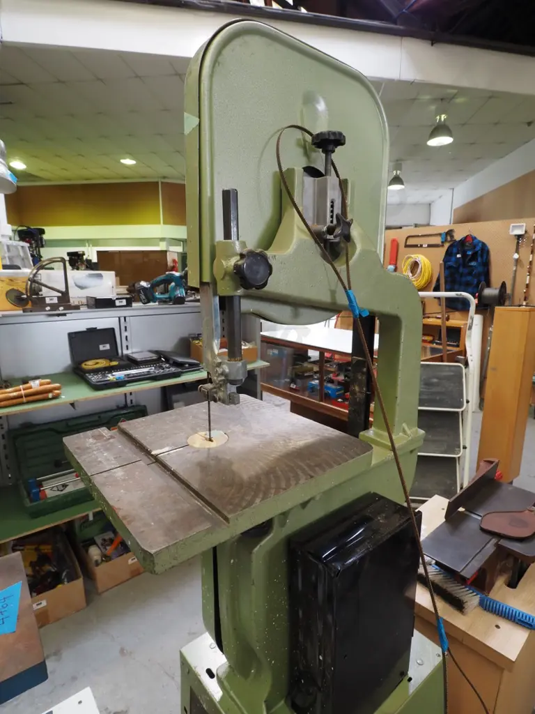 unbranded band saw on stand Image 1++