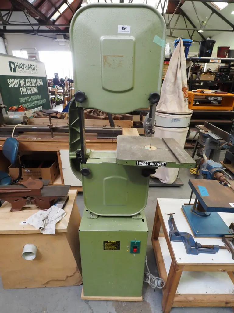 unbranded band saw on stand Image 1++