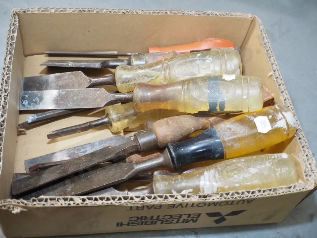 small box of chisels Image 1++