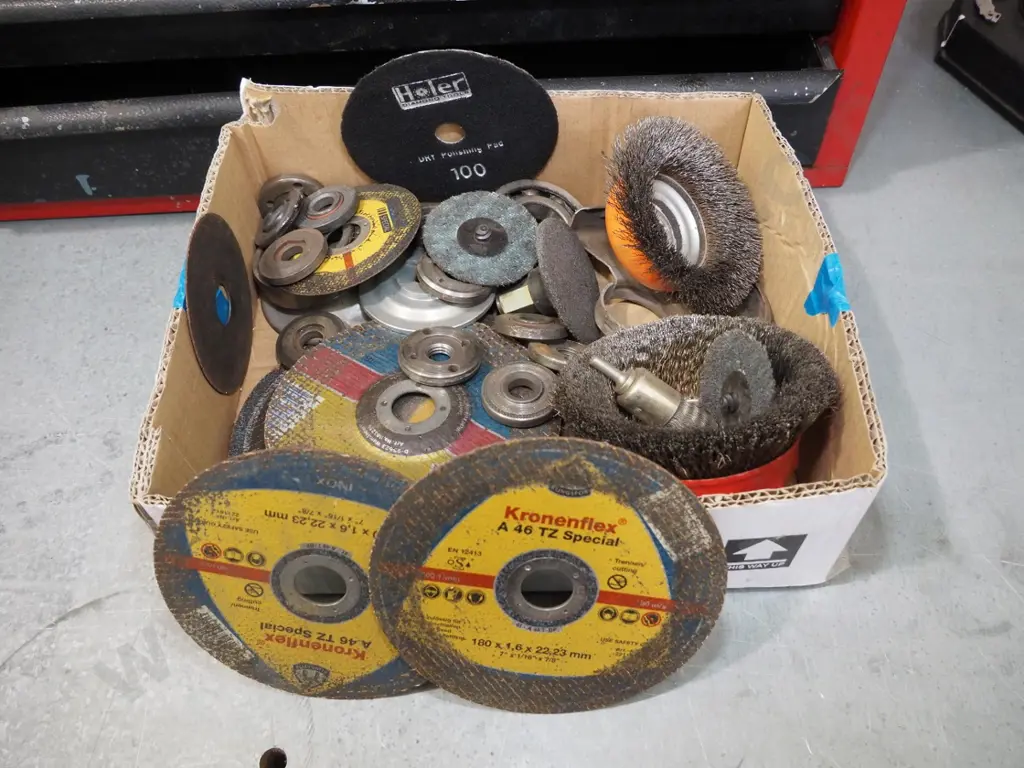 box; grinder disc, wire brushes, bearings etc Image 1++