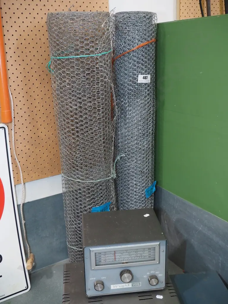 2 rolls of wire netting Image 1++