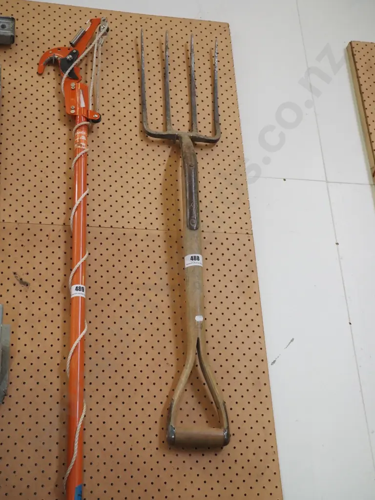 wooden handled garden fork Image 1++