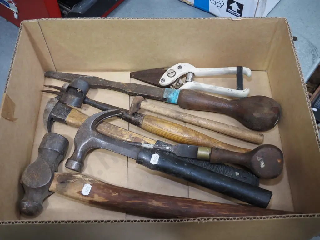 box; hammer, screwdrivers etc Image 1++
