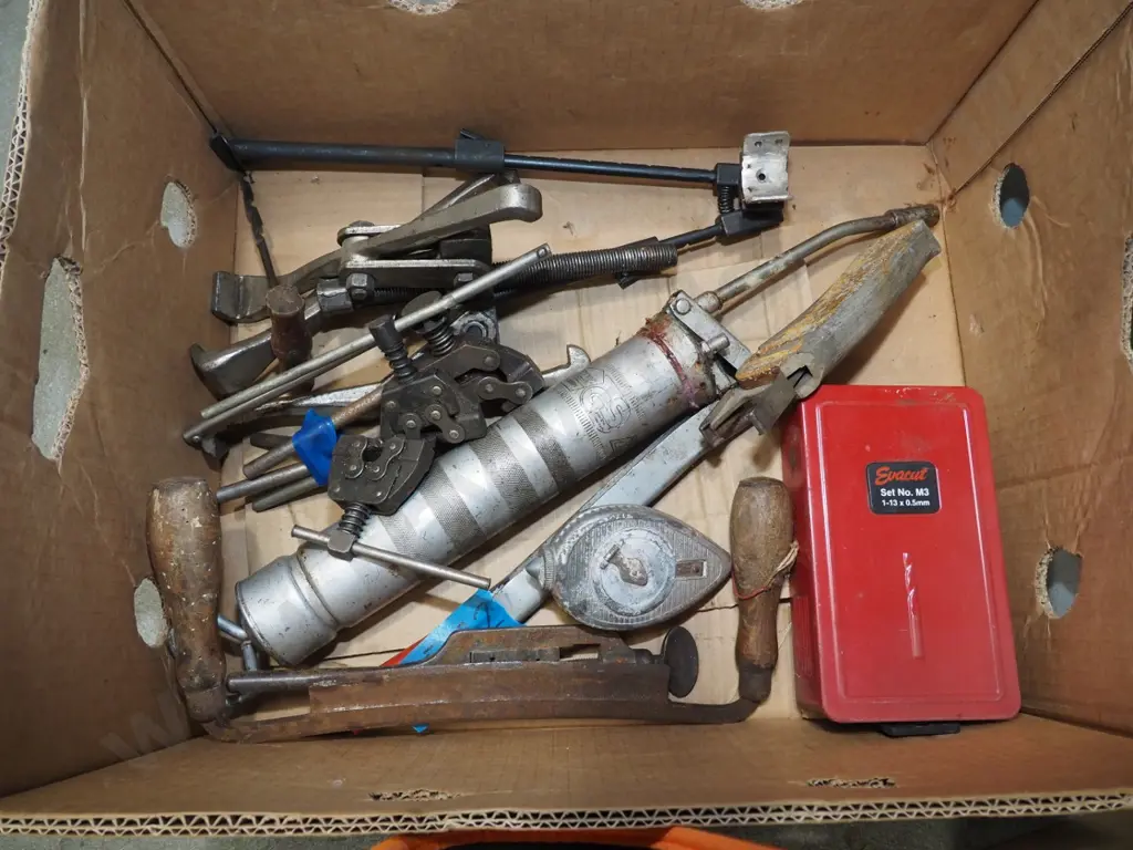 box; valve pullers, grease guns, string line etc Image 1++
