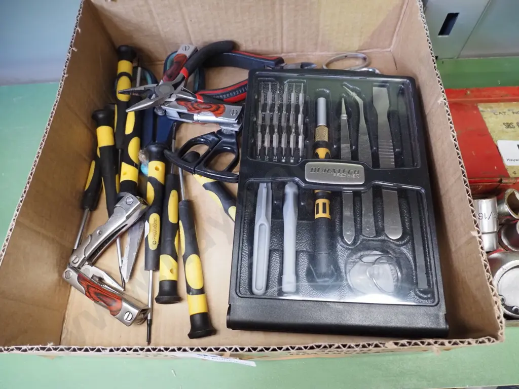 box; miniature screwdriver set, pliers etc Image 1++